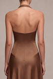 Vestido formal largo sin espalda en línea en forma de A de satín café con escote halter