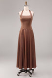 Vestido formal largo sin espalda en línea en forma de A de satín café con escote halter