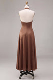 Vestido formal largo sin espalda en línea en forma de A de satín café con escote halter