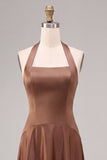 Vestido formal largo sin espalda en línea en forma de A de satín café con escote halter