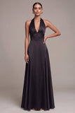 Vestido formal largo de satén negro de satén en forma de A con escote halter