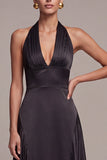 Vestido formal largo de satén negro de satén en forma de A con escote halter
