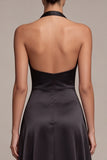 Vestido formal largo de satén negro de satén en forma de A con escote halter