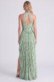 Vestido largo largo de dama de honor con cuello alto y flor arrugado de sirena salvia polvoriento