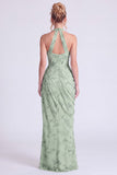 Vestido largo largo de dama de honor con cuello alto y flor arrugado de sirena salvia polvoriento