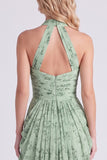 Vestido largo largo de dama de honor con cuello alto y flor arrugado de sirena salvia polvoriento