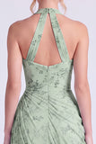 Vestido largo largo de dama de honor con cuello alto y flor arrugado de sirena salvia polvoriento