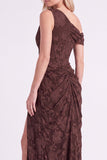 Espresso, vestido largo de dama de honor floral de un hombro con abertura