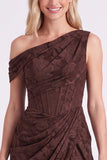 Espresso, vestido largo de dama de honor floral de un hombro con abertura