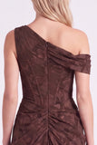 Espresso, vestido largo de dama de honor floral de un hombro con abertura