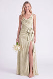 Vestido largo de dama de honor con cuello de flor rosa y cuello en forma de capucha