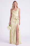Vestido largo de dama de honor con cuello de flor rosa y cuello en forma de capucha