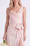 Vestido largo de dama de honor con cuello de flor rosa y cuello en forma de capucha