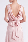 Vestido largo de dama de honor con cuello de flor rosa y cuello en forma de capucha