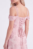 Vestido largo de dama de honor rosa, floral de hombros fríos, encaje en línea en A con aguje en la espalda y abertura