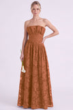 Vestido largo largo de dama de honor floral A-Line Espresso sin tirantes con volantes
