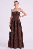 Vestido largo largo de dama de honor floral A-Line Espresso sin tirantes con volantes