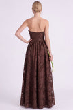 Vestido largo largo de dama de honor floral A-Line Espresso sin tirantes con volantes