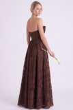 Vestido largo largo de dama de honor floral A-Line Espresso sin tirantes con volantes
