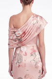 Vestido largo largo de sirena fruncido de un hombro de satén rosa con flores rosas