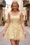 Vestido corto de bienvenida con bordado amarillo de perlas y aplique florales 3D