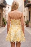 Vestido corto de bienvenida con bordado amarillo de perlas y aplique florales 3D