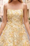 Vestido corto de bienvenida con bordado amarillo de perlas y aplique florales 3D