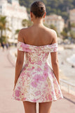 Vestido corto rosa de hombros descubiertos floral en línea A