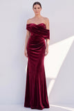 Vestido formal burdeos de terciopelo fruncido con hombros de sirena