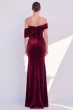 Vestido formal burdeos de terciopelo fruncido con hombros de sirena