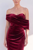 Vestido formal burdeos de terciopelo fruncido con hombros de sirena