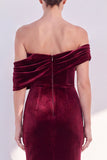 Vestido formal burdeos de terciopelo fruncido con hombros de sirena