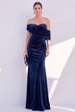 Vestido formal burdeos de terciopelo fruncido con hombros de sirena