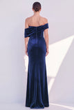 Vestido formal burdeos de terciopelo fruncido con hombros de sirena