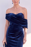 Vestido formal burdeos de terciopelo fruncido con hombros de sirena