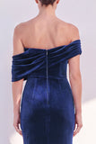 Vestido formal burdeos de terciopelo fruncido con hombros de sirena