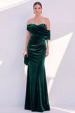 Vestido formal burdeos de terciopelo fruncido con hombros de sirena