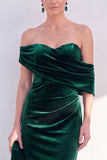 Vestido formal burdeos de terciopelo fruncido con hombros de sirena