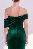 Vestido formal burdeos de terciopelo fruncido con hombros de sirena