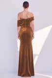 Vestido formal burdeos de terciopelo fruncido con hombros de sirena