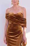 Vestido formal burdeos de terciopelo fruncido con hombros de sirena