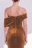 Vestido formal burdeos de terciopelo fruncido con hombros de sirena