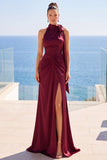 Vestido formal largo de cuello alto burdeos con funda arrugada y lazo