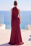 Vestido formal largo de cuello alto burdeos con funda arrugada y lazo