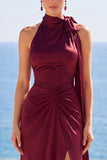Vestido formal largo de cuello alto burdeos con funda arrugada y lazo