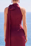 Vestido formal largo de cuello alto burdeos con funda arrugada y lazo