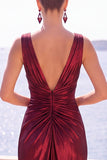 Vestido formal largo de sirena metálica burdeos con abertura
