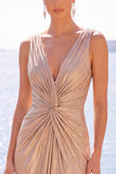 Vestido formal largo de sirena metálica burdeos con abertura