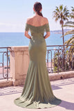 Sirena de hombros verde salvia con un vestido formal largo