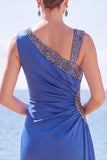 Vestido formal sirena asimétrico con cuello y fruncido verde oscuro